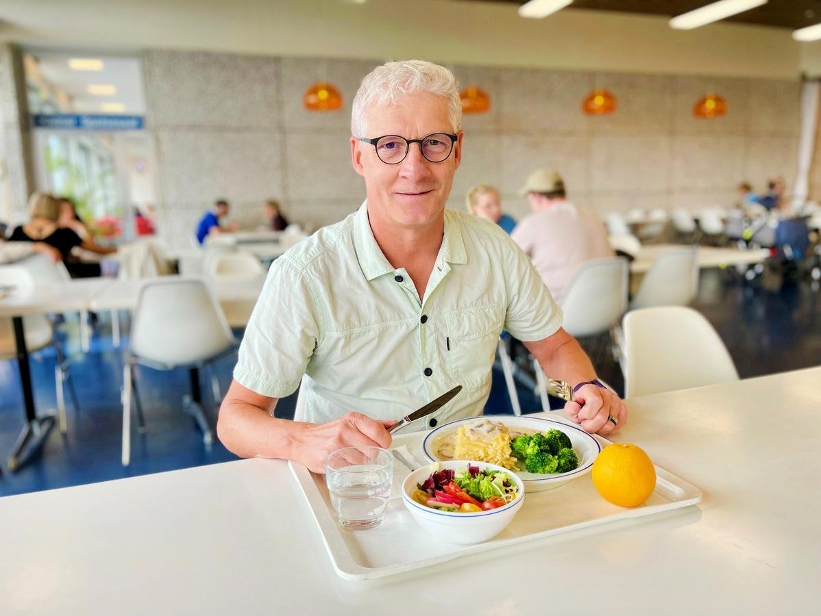 Ein Mann sitzt vor einem Teller mit gesundem Essen. Copyright: Karin Kaiser/MHH