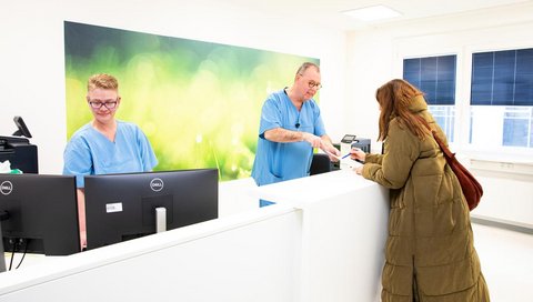 Eine Krebspatientin steht an der Anmeldung mit Holger Brügmann, dem pflegerischen Leiter der OIA.