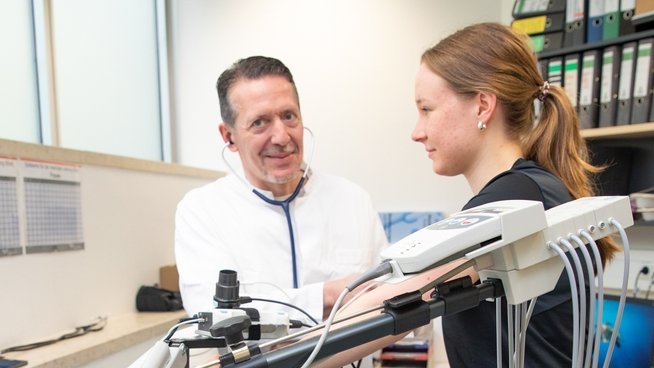 PD Dr. Kerling untersucht eine Sportlerin auf dem Fahrradergometer. Copyright: Karin Kaiser / MHH