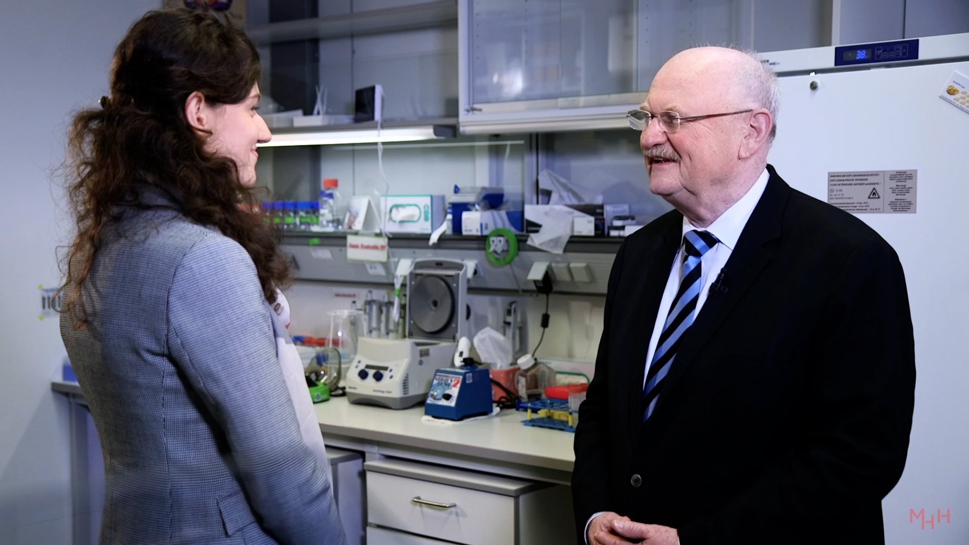 Laura Hinze steht zusammen mit Prof. Dr. Michael Manns in einem Labor. 