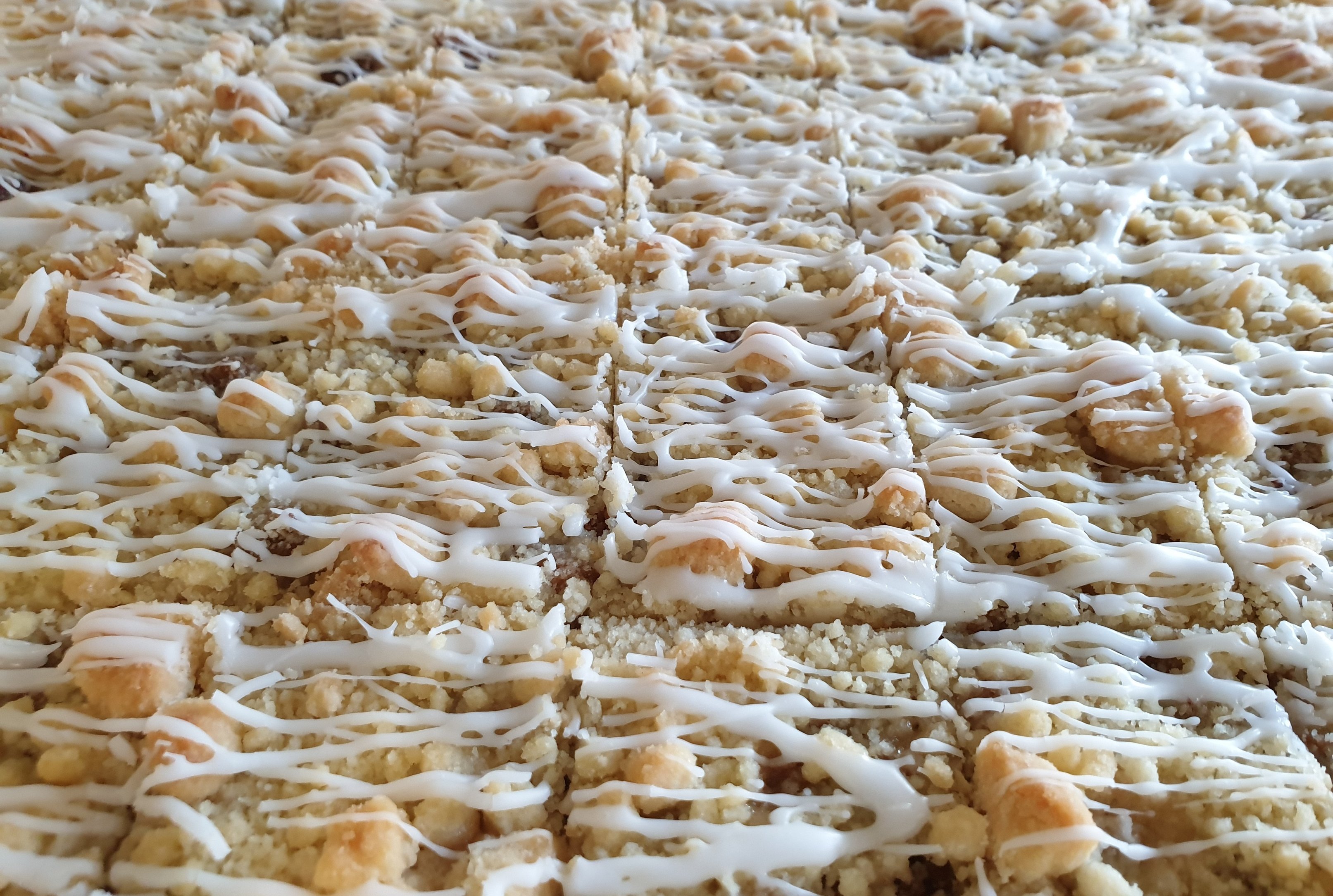 Nahansicht eines Backbleches mit Streuselkuchen