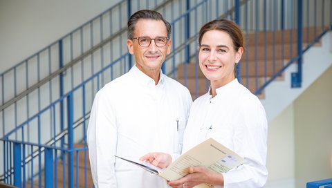 Professor Dr Arndt Vogel and private lecturer Dr Anna Saborowski standing together in the research department of the Department of Gastroenterology, Hepatology and Endocrinology.