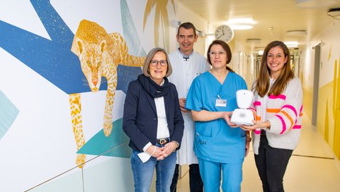 Professor Kratz mit Bärbel Dütemeyer (links), Marion Saathoff und Frederike Ludwig-Lück (rechts) stehen im Flur der sanierten Station 64.