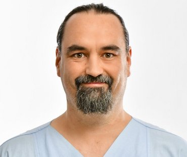 Portraitfoto von Dennis Klein. Copyright: Tom Figiel / Anästhesie / MHH