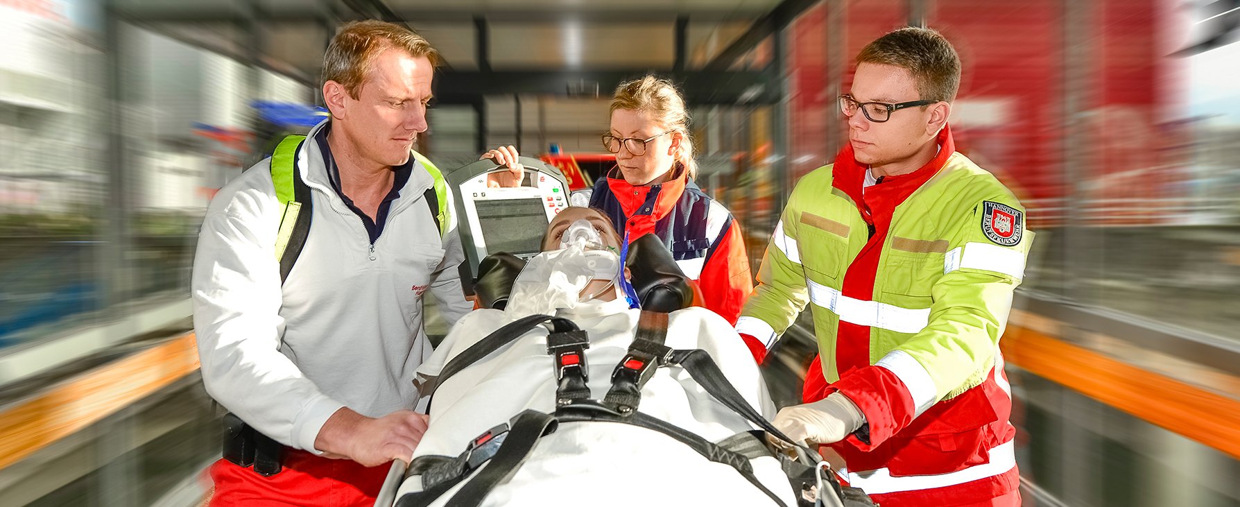 Das Team des Notarzteinsatzfahrzeugs transportiert einen Patienten auf einer Trage in die Zentrale Notaufnahme der MHH.