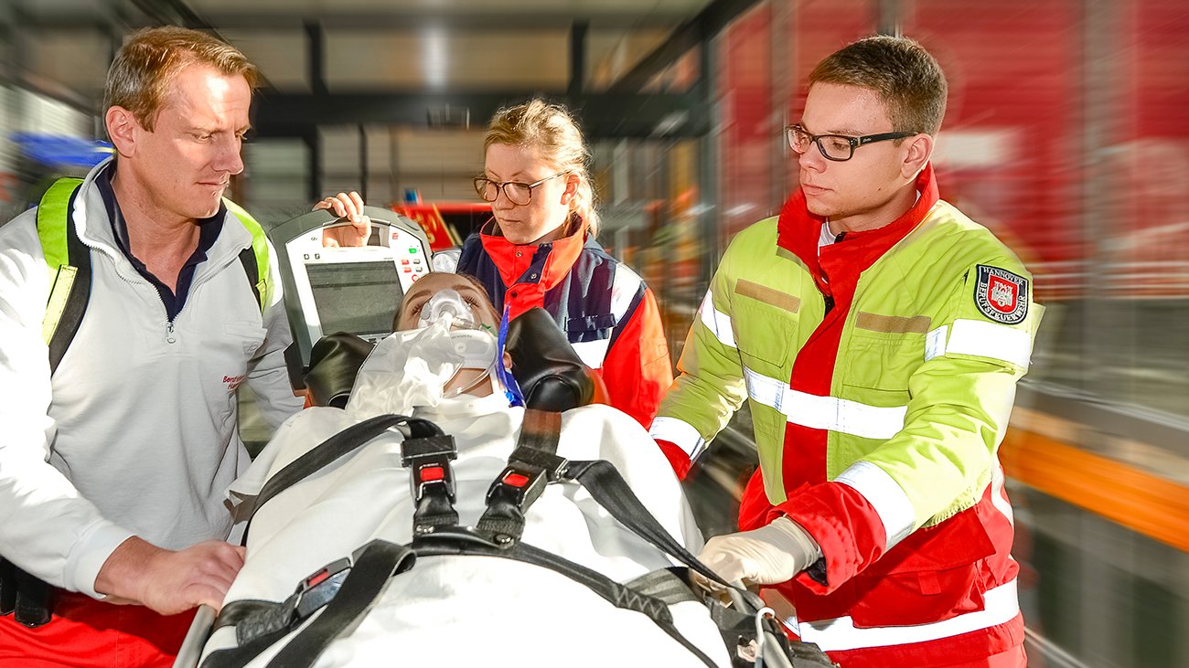 Ein Verletzter mit einer Sauerstoffmaske wird vom Team des Rettungswagens in die Notaufnahme geschoben.