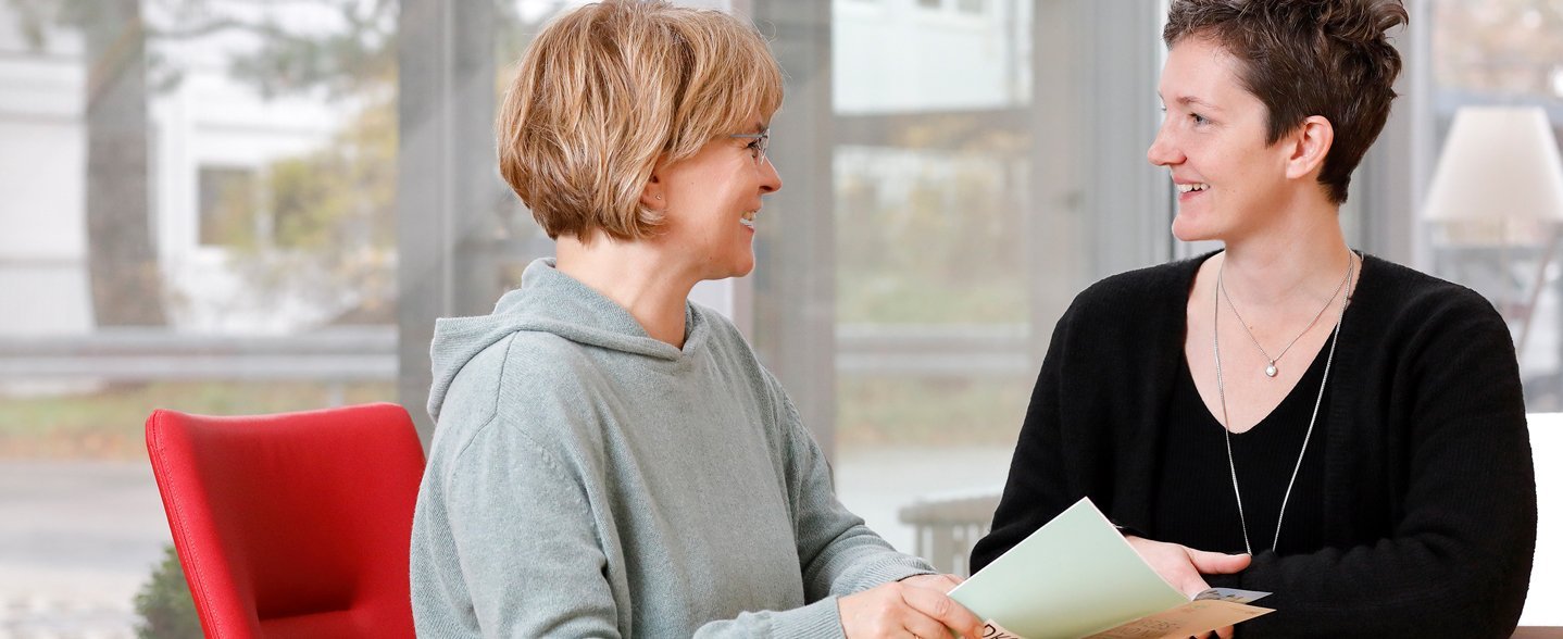Zwei Patientinnen im Austausch über das neue StudienHelfer-Programm und die Möglichkeit, ihre eigenen Erfahrungen weiterzugeben 