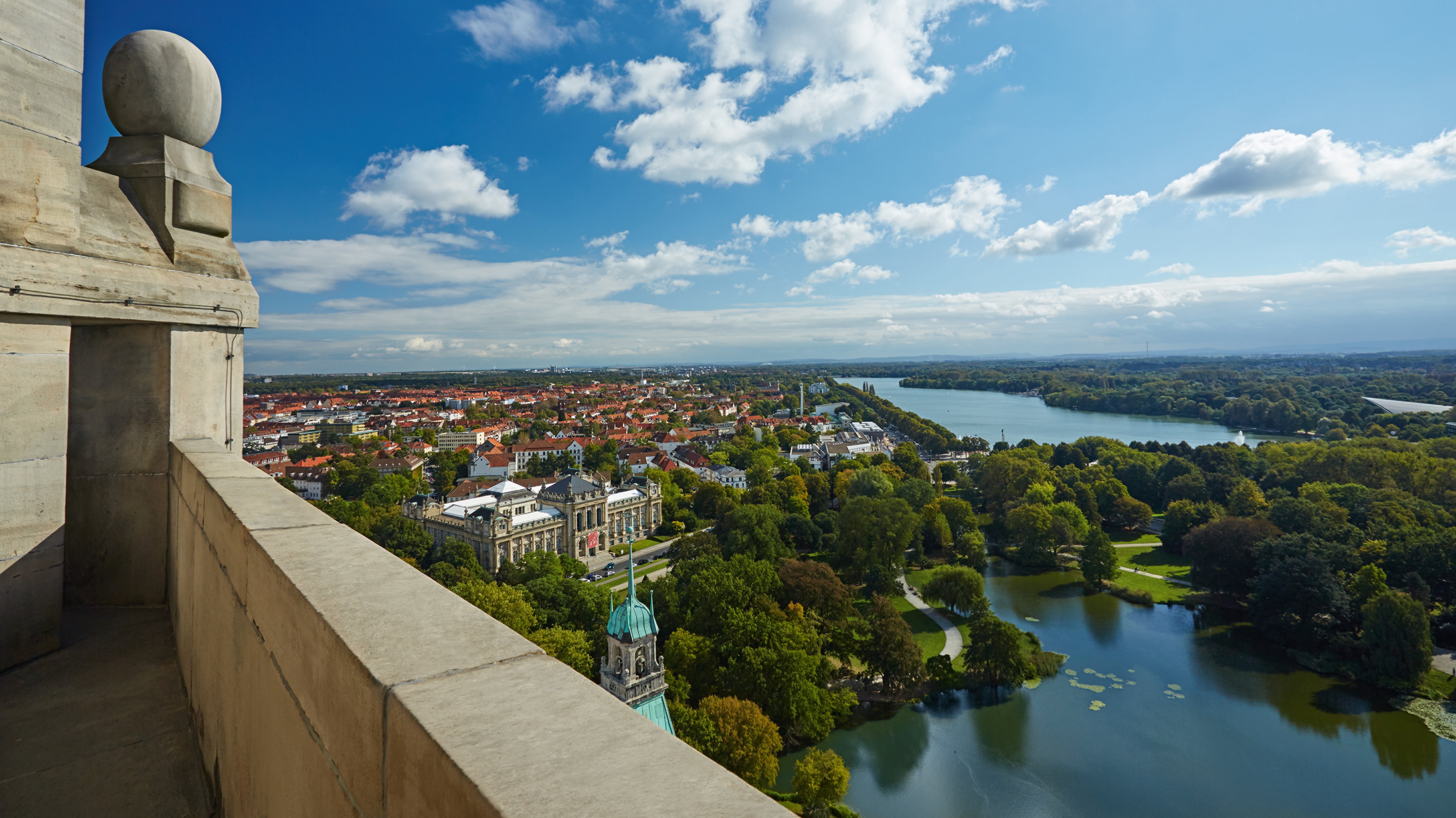Blick von der Rathaus-Kuppel auf Maschsee und Südstadt in Hannover. 