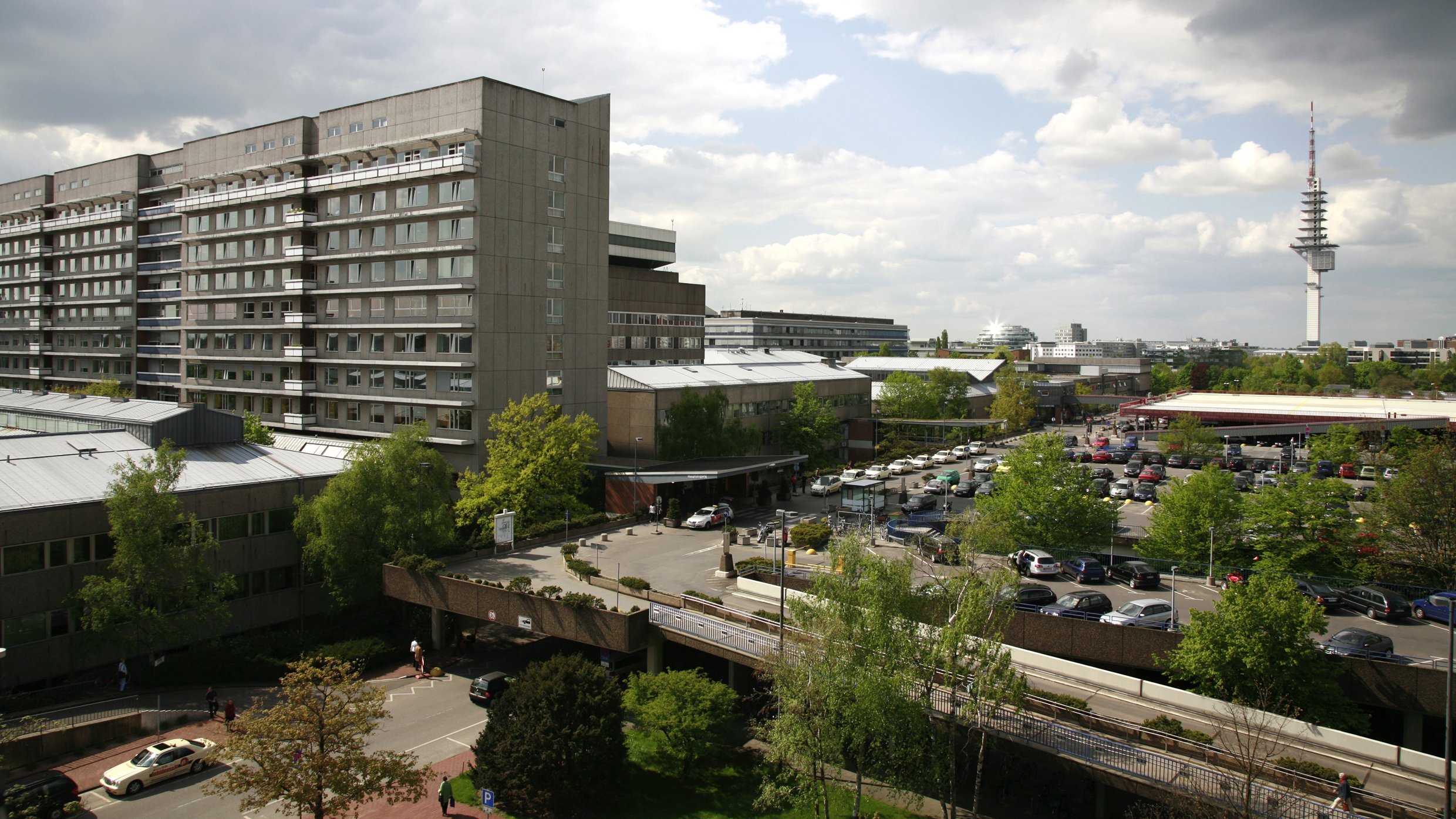 MHH-Campus mit Bettenhaus und Parkdeck von oben. 