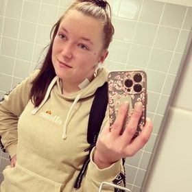 Julia Beese steht vor einem Spiegel und macht ein Selfie.