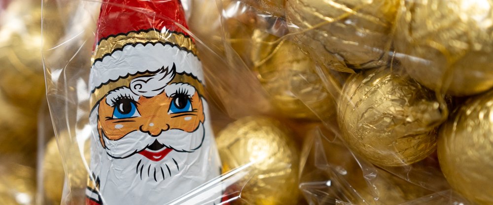 Schokoladenweihnachtsmann mit Goldkugeln