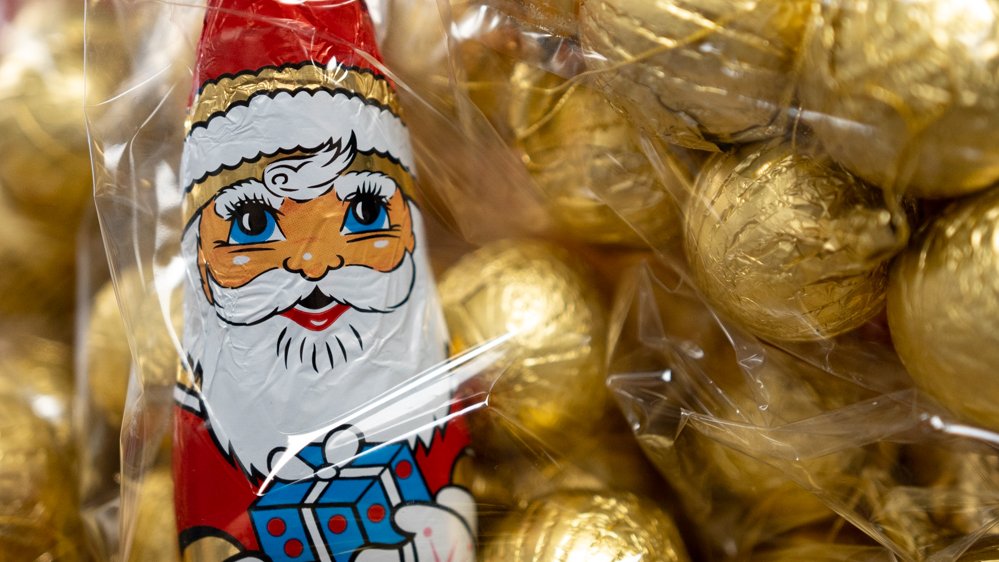 Schokoladenweihnachtsmann mit Goldkugeln