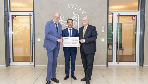 Übergabe des Förderbescheids von Minister Falko Mohrs (Mitte) an Professor Michael Manns (rechts) und Professor Wolfgang Brück.