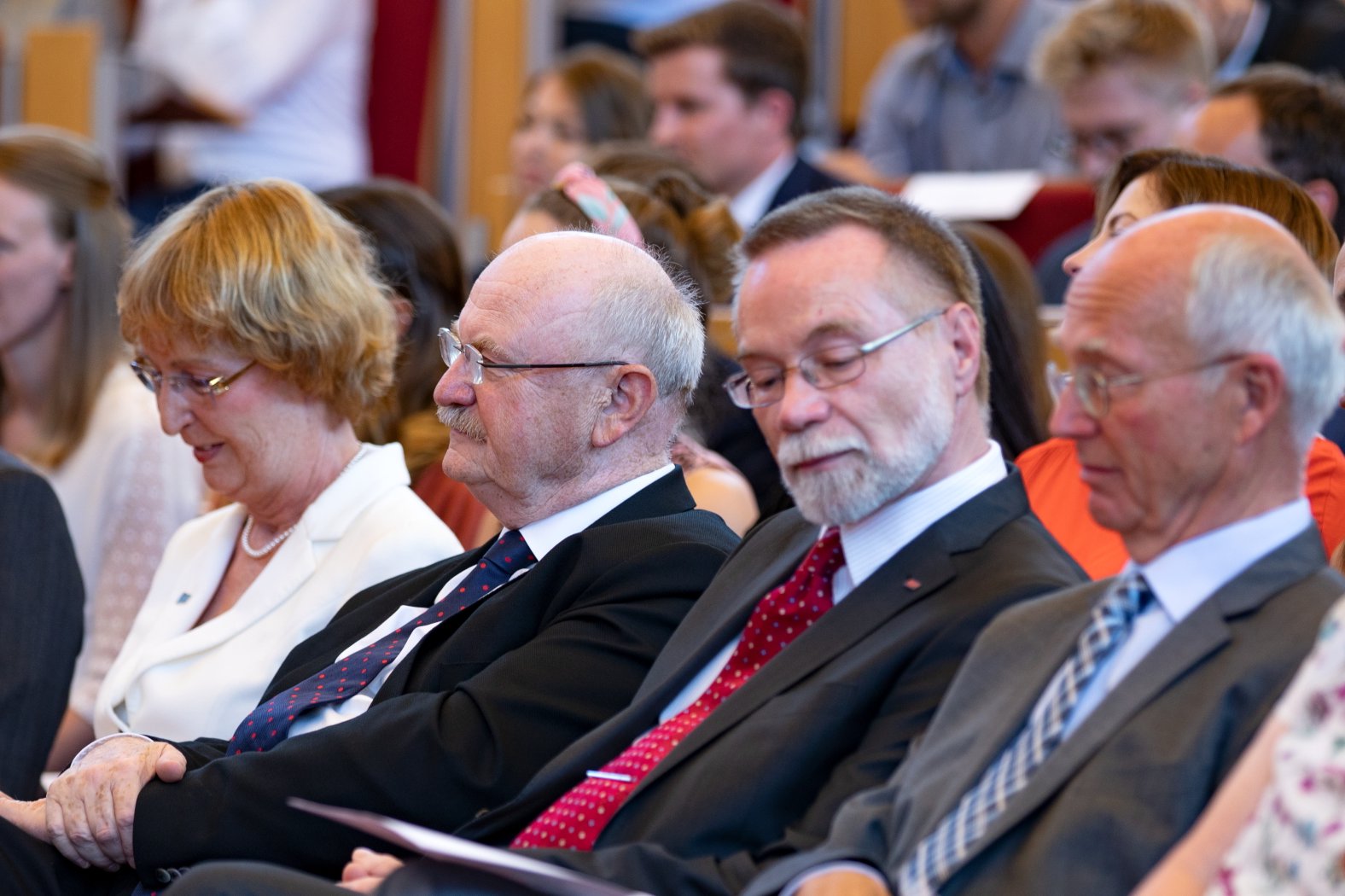 äkn-Präsidentin, MHH-Präsident, Studiendekan und Alumni-Vorsitzender sitzen in der ersten Reihe.