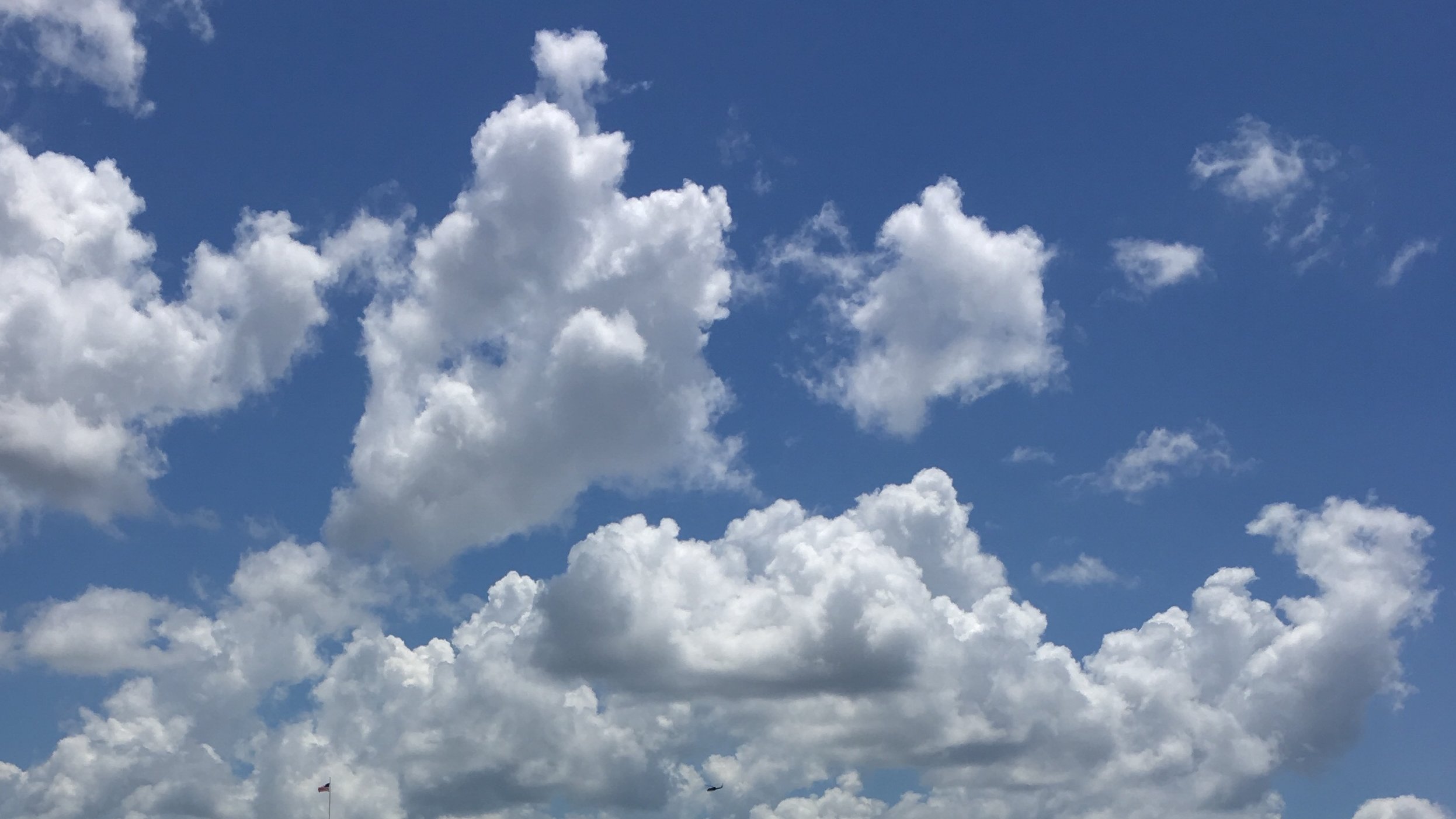 Das Bild zeigt einen blauen Himmel mit weißen Wolken.