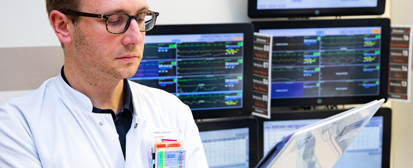 PD Dr. Gerrit Große schaut sich klinische Daten von Schlaganfall-Patientinnen und -Patienten auf der Stroke Unit an. 