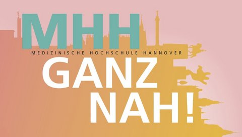 MHH Ganz nah Schriftzug in weiß auf orangener Hannover Skyline auf rose Hintergrund