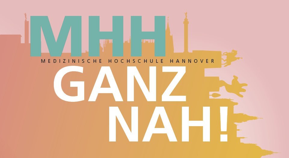 MHH Ganz nah Schriftzug in weiß auf orangener Hannover Skyline auf rose Hintergrund