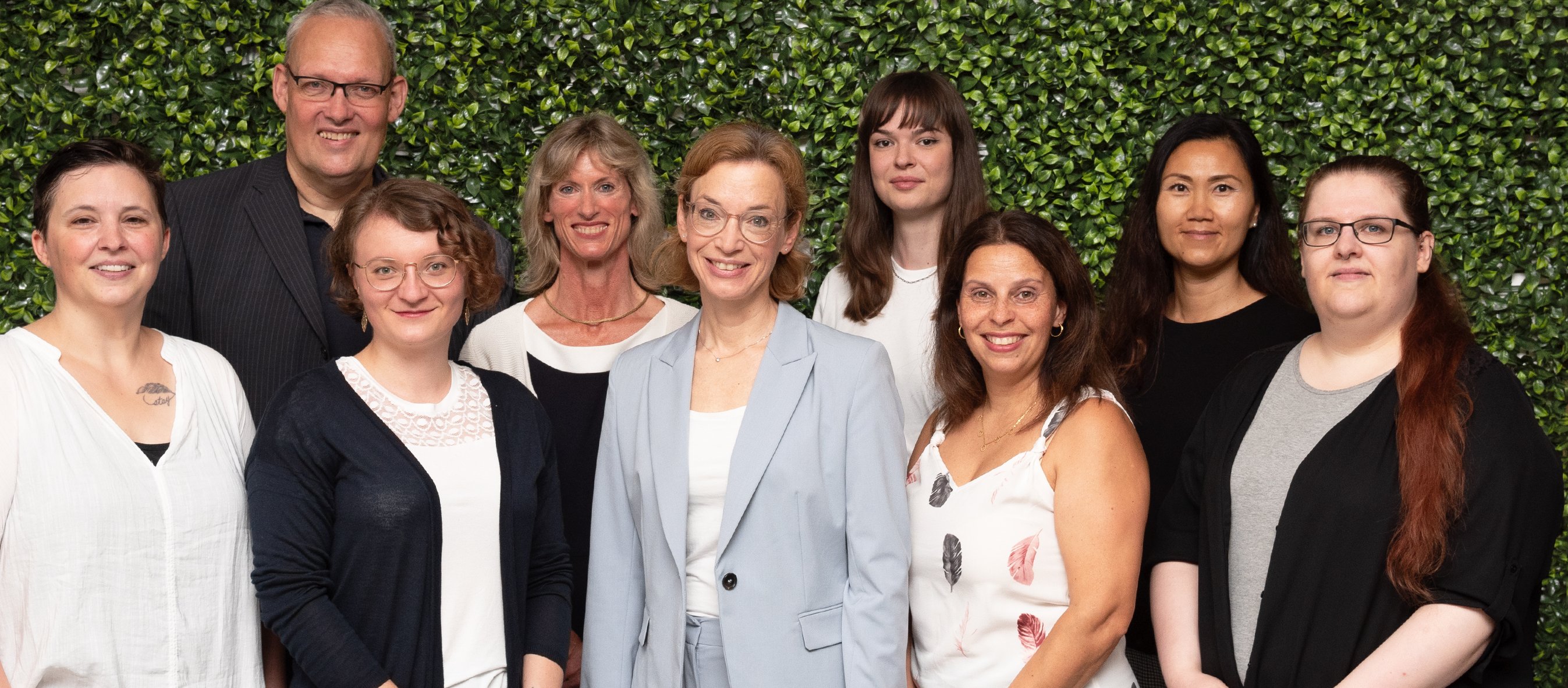 Von links nach rechts: Sarah Timmermann, Prof. Dr. Thomas von Lengerke, Karolin Krosta, PD Dr. Gundula Ernst, Dr. Heike Saßmann, Luise Laudenbach, Zada Aykol, Su-Jong Kim-Dorner, Svenja Ebeling. Es fehlen: Prof. Dr. Karin Lange (vorherige Leiterin der Forschungs- und Lehreinheit), Lara-Marie Fühner, PD Dr. Heidrun Lingner, Dr. Iris Müller, Valentine Keil (Dienstort: Leipzig), Rojda Ülgüt