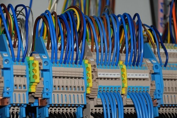 Das Teaserbild für das Sachgebiet Elektrotechnik Hochspannung/Niederspannung zeigt eine Elektroinstallation mit verschiedenen Kabeln, die aus einem Verteiler kommen. Copyright: Müller, Jörg/TGM/MHH