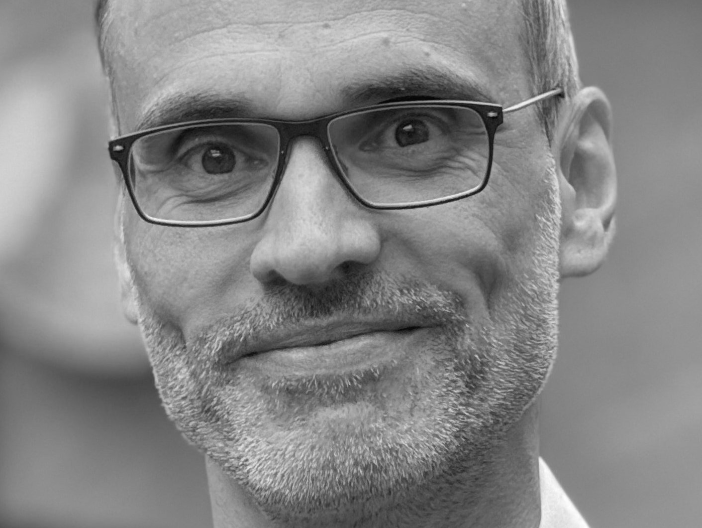 Portrait von Dr. med. Bernd Auber in schwarz weiß. 