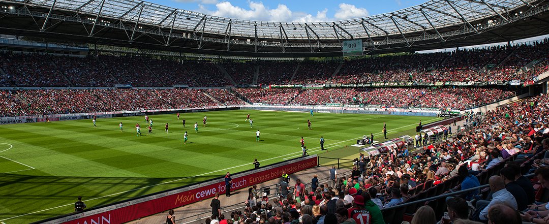 Blick leicht erhöht ins Fußball-Stadion in Hannover. 