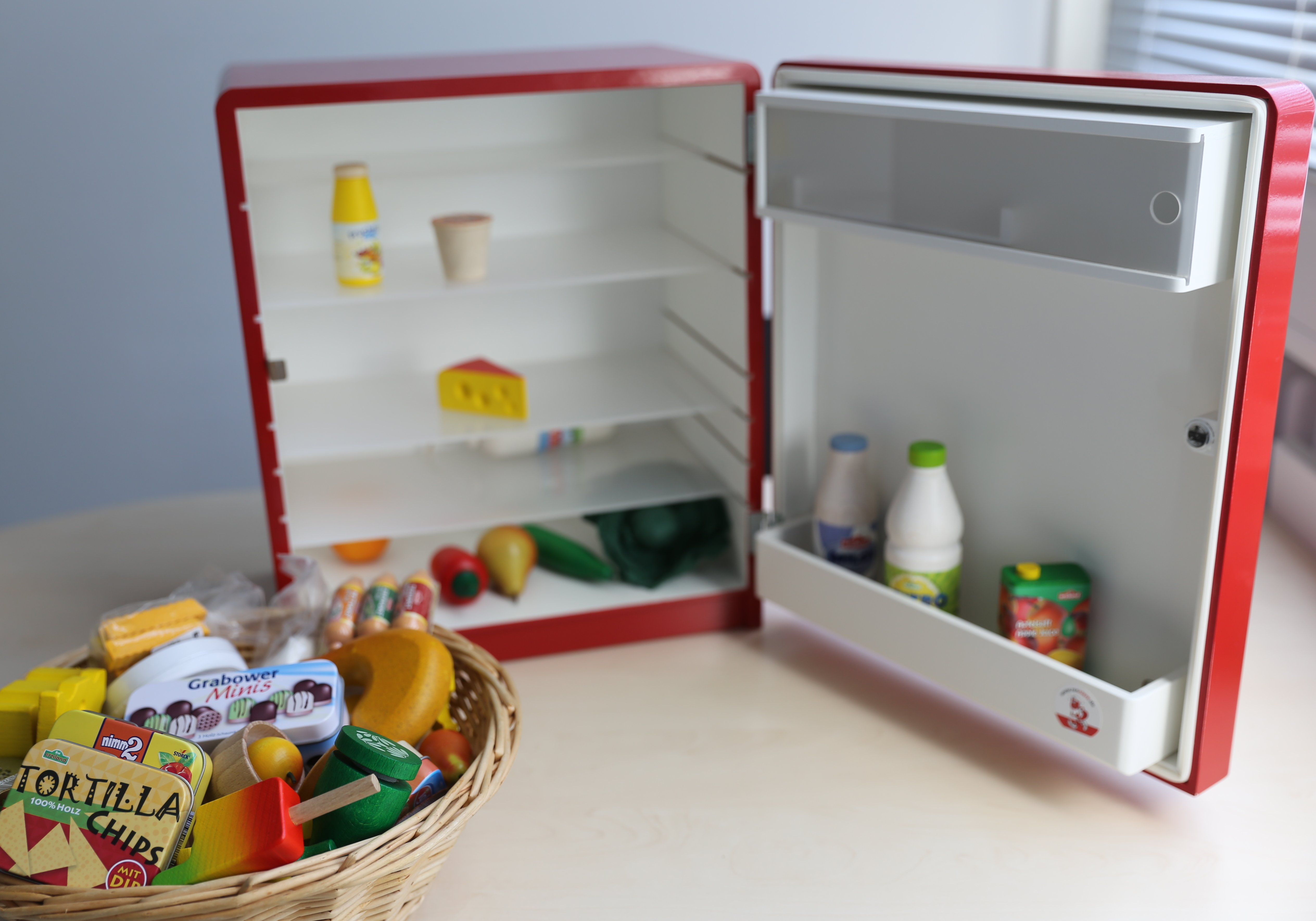 Kinderspielzeug Kühlschrank ist geöffnet, man sieht einige Lebensmittelattrappen darin stehen Copyright: Schlüter, Katrin päd. Diätetik MHH