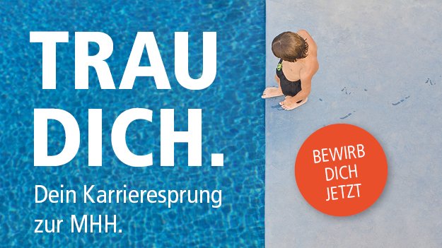 Plakat mit dem Schriftzug Trau Dich Dein Karrieresprung zur MHH. Im Hintergrund ist ein Schwimmbecken zu sehen und ein Sprungbrett, auf dem ein Junge steht, der nach unten aufs Wasser schaut. 