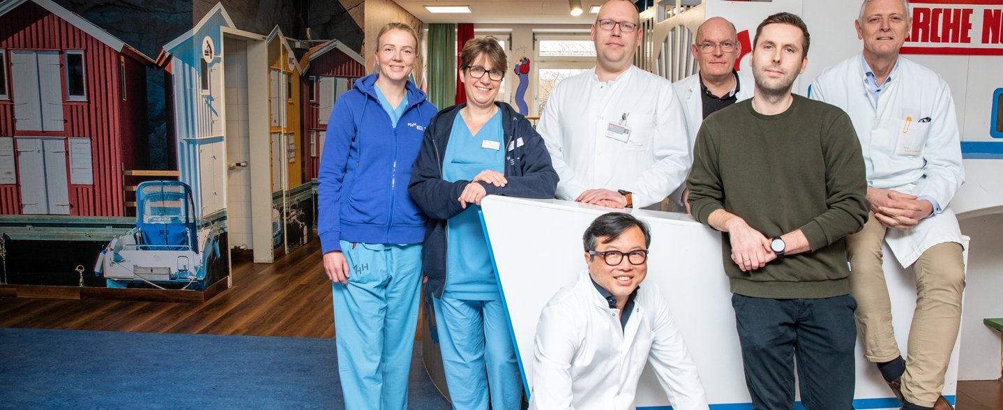 Gruppenfoto (von links): Kinderkrankenpflegerin Carola Friedrich, PD Dr. Imeke Goldschmidt, PD Dr. Philipp Felgendreff, Prof. Dr. Tung Yu Tsui (vorne), Dr. Nicolas Richter, Spender Timo und Prof. Dr. Ulrich Baumann.