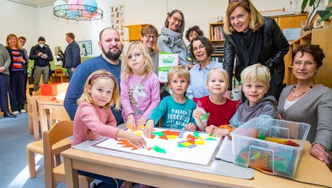 Links Kitaleiter Martin Fulst, stehend Dr. Andrea Handke, Region Hannover und Martina Saurin, MHH-Vizepräsidentin, rechts. 