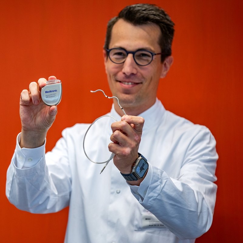 : Professor Duncker zeigt den Defibrillator „Aurora“ und die dazugehörige Elektrode