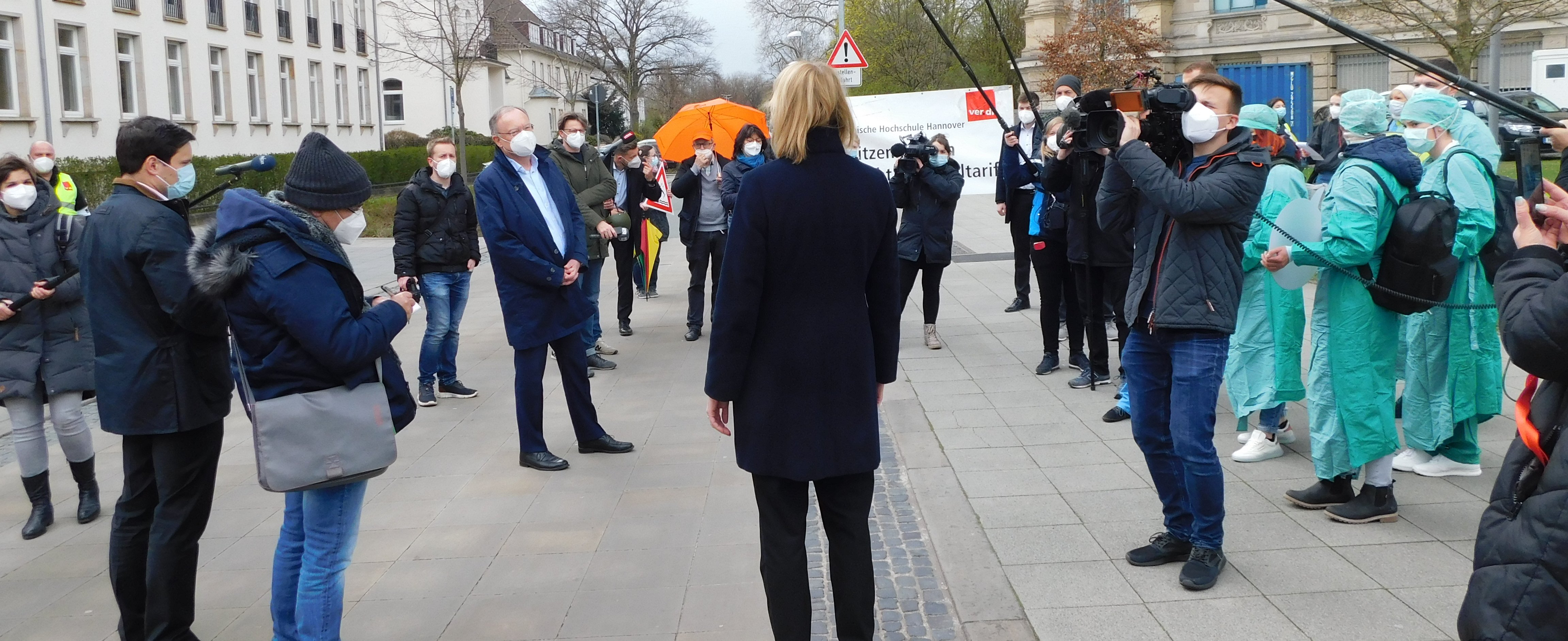 Die Personalratsvorsitzende Jutta Ulrich wird von der Presse vor der Staatskanzlei in Hannover interviewt