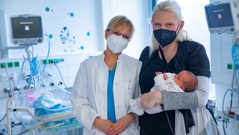 Professorin Karen Olsson (links) mit ihrer Patientin Maria L. und deren Tochter Amelie Maria
