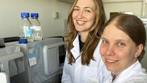 Die Erstautorin Dr. Carina Jacobsen (links) und Nina Plückebaum (Zweitautorin) stehen im Labor. 