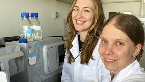 First author Dr Carina Jacobsen (left) and Nina Plückebaum (second author) stand in the lab. 