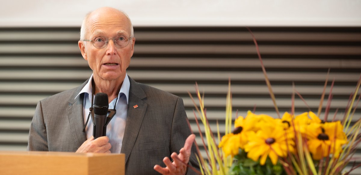 Professor Piepenbrock steht mit einem Mikrofon hinter dem Rednerpult.