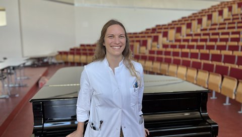 Dr. Johanna Doll-Lee ist Ärztin und Pianistin. 