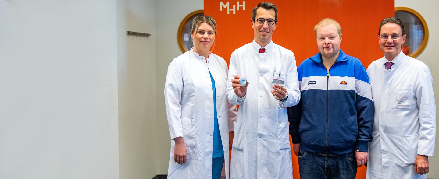 PD Dr. Jasmin Hanke, Professor Dr. David Duncker, Patient Bastian K. und Professor Dr. Johann Bauersachs (von links)