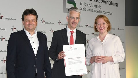 Oliver Schmitz (v.l.), Geschäftsführer der berufundfamilie Service GmbH und MHH-Vizepräsident Prof. Dr. Frank Lammert zusammen mit Bundesfamilienministerin Lisa Paus. Copyright: Pressefoto Berlin/Juri Reetz