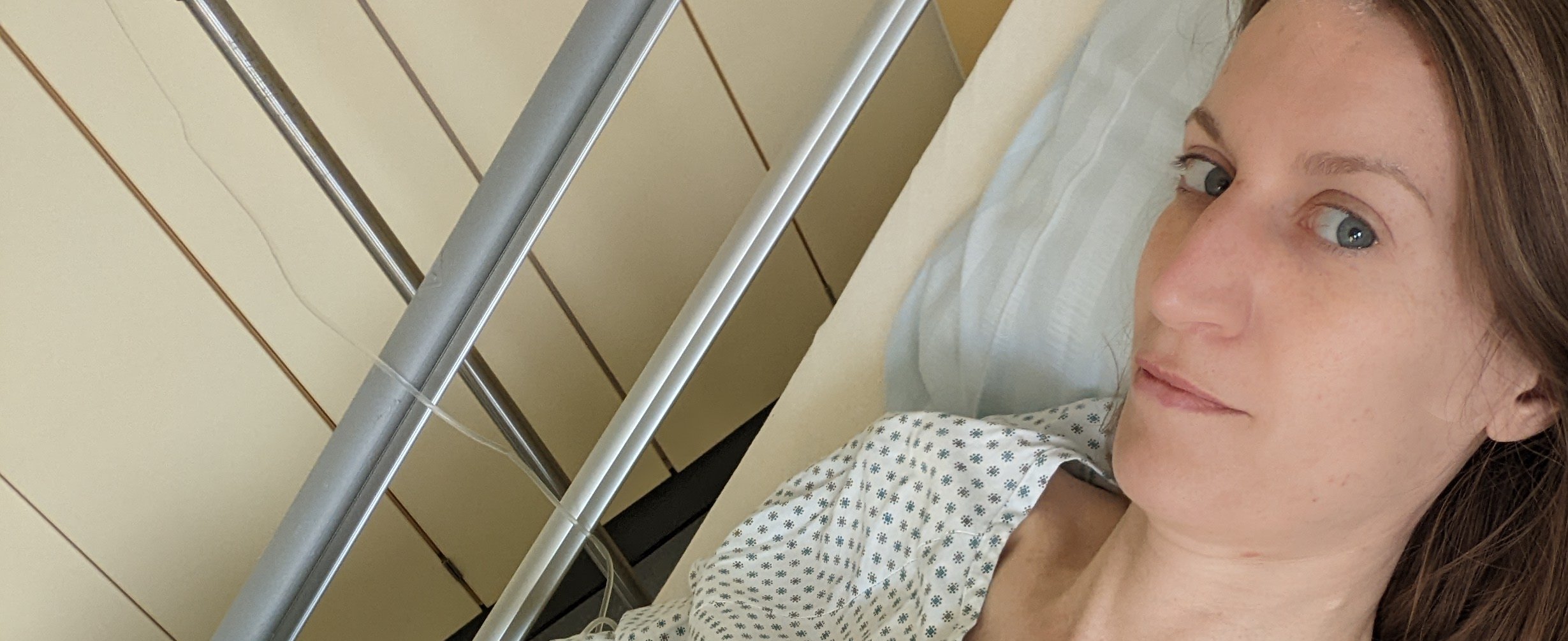 Verena Nabert nach ihrer Endometriose-OP im Krankenhausbett