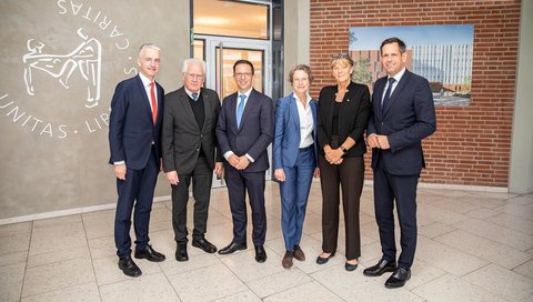 Sechs Personen stehen nebeneinander und schauen in die Kamera. Es handelt sich um MHH-Vizepräsident Professor Frank Lammert, den Hochschulratsvorsitzenden Dr. Josef Lange, Wissenschaftsminister Falko Mohrs, Vizepräsidentin Martina Saurin, MHH-Präsidentin Professorin Denise Hilfiker-Kleiner und Niedersachsens Ministerpräsident Olaf Lies.