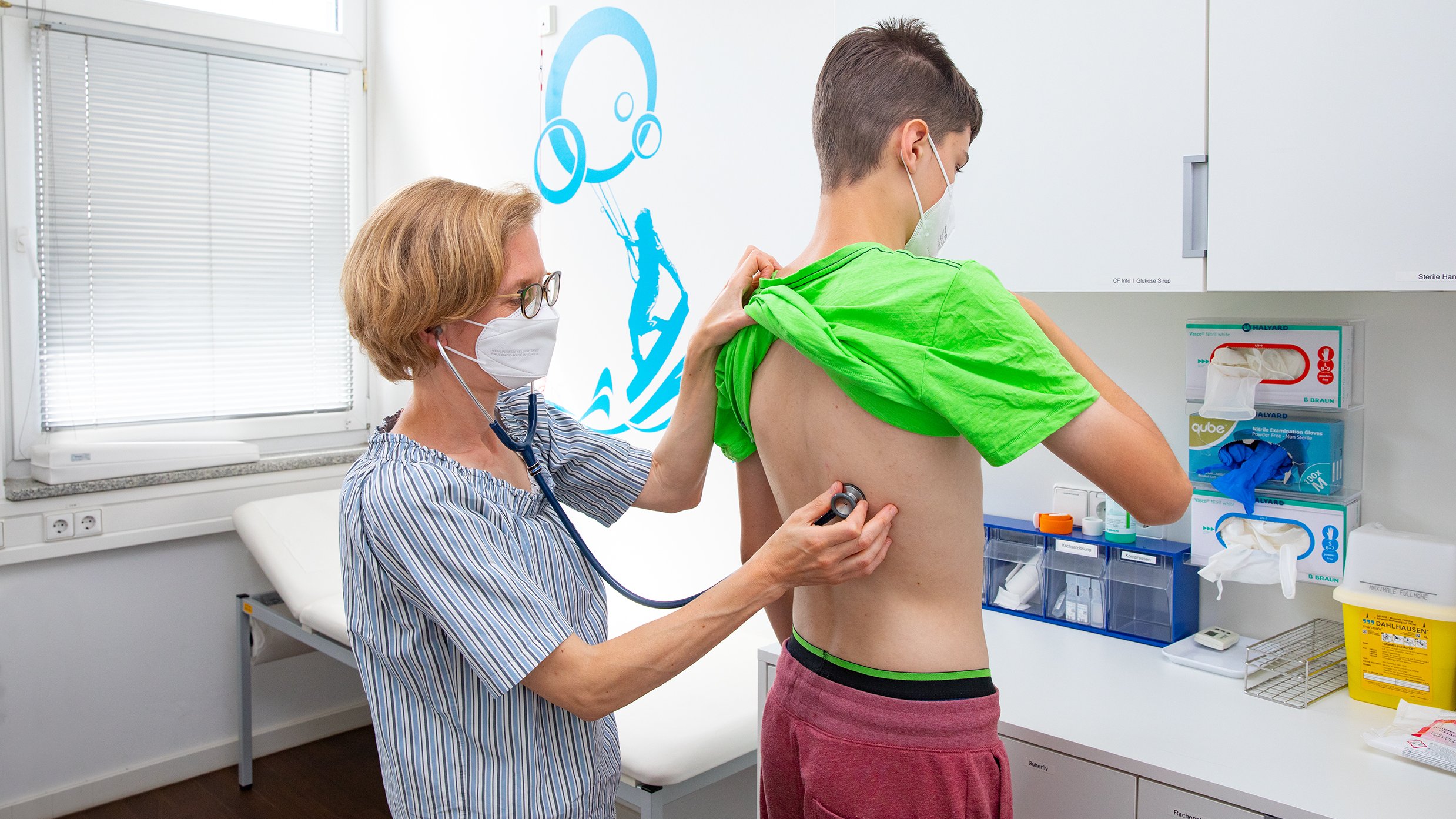 Der 15-jährige Torben N. schiebt sein T-Shirt hoch, damit Professorin Dr. Anna-Maria Dittrich seine Lunge abhorchen kann. 