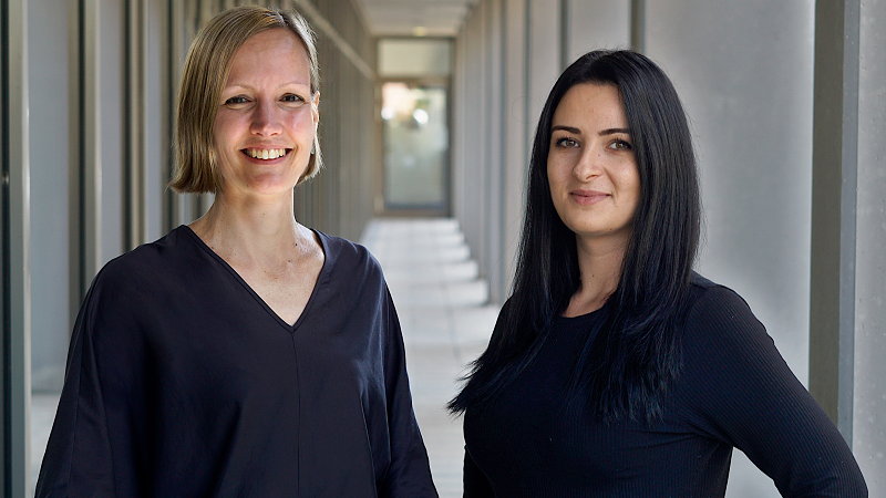 Copyright: Hanna Röwer/Institut für Allgemeinmedizin und Palliativmedizin/MHH Gruppenfoto der Projektgruppe LoCatE; links Franziska Herbst und rechts Rojda Ülgüt