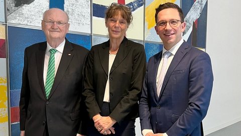 Prof. Dr. Michael Manns, Prof. Dr. Denise Hilfiker-Kleiner, Lower Saxony's Science Minister Falko Mohrs