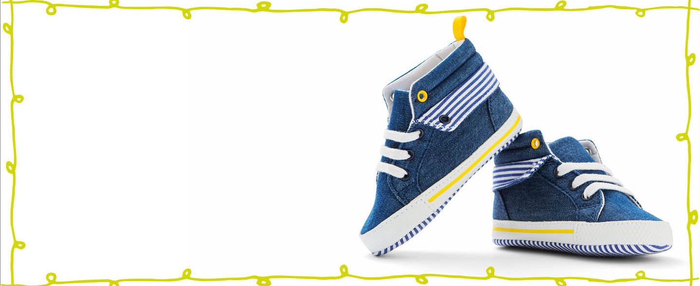 Ein Paar Kinderschuhe, ein Schuh steht angelehnt an den anderen. Farbe jeansblau mit weißen Schnürsenkeln. 