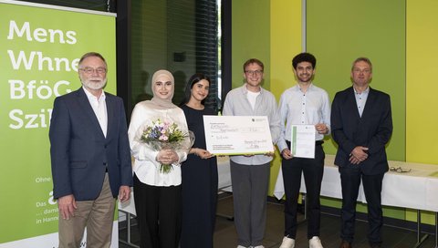 Professor Ingo Just stands for a group photo next to the IsiEmhh award winners: Sidrei Yassin Kassab, Nora Elouahabi, Laurids Matti Nieber and Kamel Zayed as well as Michael Knüppel, Director of the Hannover Student Union.