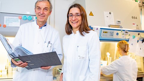 Professor Werfel und Dr. Katinka Döhner stehen in einem Labor der MHH-Klinik für Dermatologie, Allergologie und Venerologie.