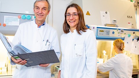 Professor Werfel and Dr Katinka Döhner stand in a laboratory at the MHH Clinic for Dermatology, Allergology and Venereology.