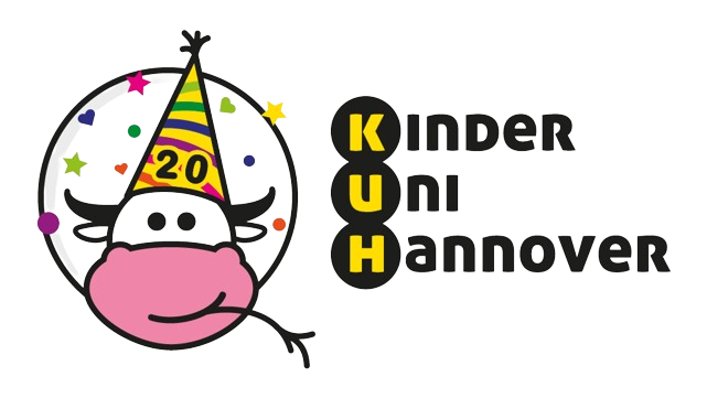 Grafik mit einem gezeichneten Kuhgesicht, auf dem Kopf ein Partyhut. Daneben steht in schwarzer Schrift in drei Zeilen Kinder Uni Hannover.