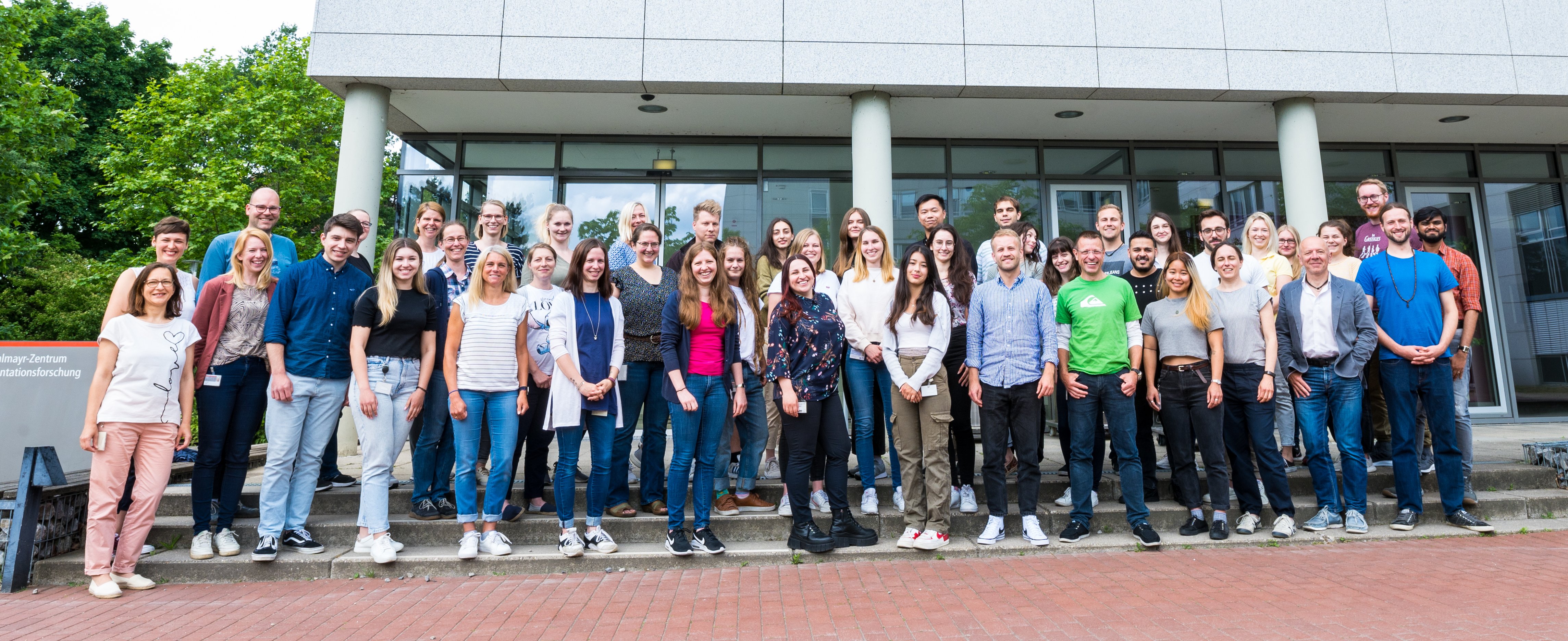 Gruppenbild der LEBAO Mitarbeiter vor dem Eingang des Gebäudes